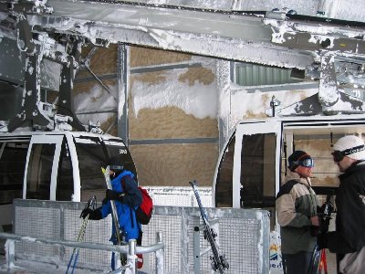 In der Bergstation des Funitel Jig-back Marmottes 3. Sehr flotte Bahn, hier nur eine Kabine voll, an der 6-EUB 2 schon nichts los, nur an der 1. Sektion full house - so soll es sein!