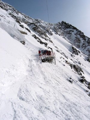 Nochmals die Tunnel-Ausfahrt mit dem gemütlichen Felsgelände daneben. Die paar Hanseln täuschen, keine Überfüllung. Man gönnt nur jedem für die  holprige Einfahrt seine Zeit. Danach gibts Platz ohne Ende.