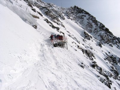 Die berühmte &amp;quot;Tunnel&amp;quot;-Ausfahrt bzw. der Einstieg in den heftigen Steilhang, garniert mit ein paar deftigen Kamelbuckeln wie man sieht. Interessant wäre hier ein altes Bild, ob es das Metallgerüst schon immer gegeben hat...