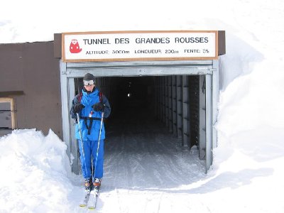 Trimalchio parodiert das Marmotte-Maskottchen am Tunnelportal. Nicht sehr breit, kein Vergleich mit der Riesenröhre in Sölden, eben Old school.