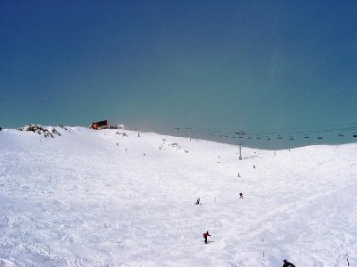 Piste &amp;quot;Glacier&amp;quot; am Pic Blanc, oben die gleichnamige 4-SB. Wir stehen am Tunnelportal (ca. 3150 m), links fahren einige die steile, Direkteinfahrt von der Metalltreppe, wir kamen wie fast alle von halbrechts. Hier ordentlich steil, Buckel-/Tiefsc
