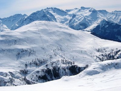 Super-Skiberg Signal de l´Homme mit seinem Nordhang. Mitte 4-SB Lombards, rechts Fontfroide-Lifte. Ganz links, außerhalb des Bildes schon der &amp;quot;Col de Cluy&amp;quot;-Idealhang