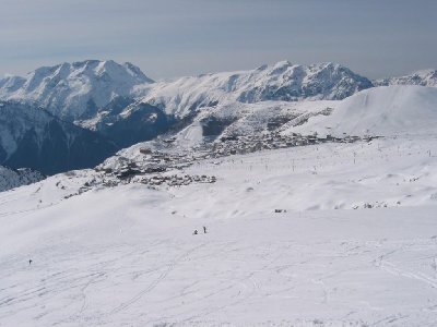 Blick von der &amp;quot;Campanules&amp;quot; (ich stehe ein paar Meter draußen im Tiefschnee) auf die weiten Idealhänge bis hinüber nach Alpe d´Huez mit dem Bergers-Viertel und den vielen Liften