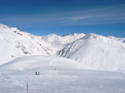 Blick nach Nordosten. In Bildmitte unten die Gorges de Sarenne. Im Vordergrund die Schusszufahrt zur &amp;quot;Col de Cluy&amp;quot;.