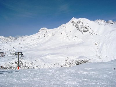 Blick vom Signal de l´Homme aufs Grandes Rousses Massiv. Links der Dôme de Petits Rousses, rechts der Crête de l´Herpie. Dazwischen die markante Combe Charbonnière, darunter die DSB Chalvet.