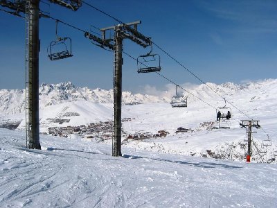 Vom Signal de l´Homme, 2176 m hat man unterhalb der 4-SB Lombards einen tollen Blick auf Alpe d´Huez mit dem Bergers-Viertel (rechts)