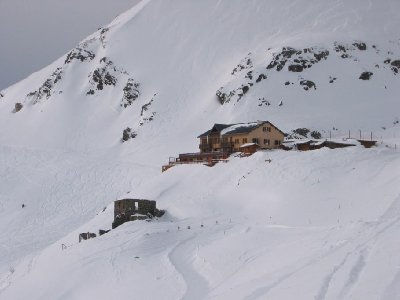 Bei der Ausfahrt aus der &amp;quot;Combe&amp;quot; steht dieses Haus. Die Ruine ist ein Relikt aus den Bergbauzeiten (Steinkohle!), das andere ist zumindest kein offenes Restaurant.