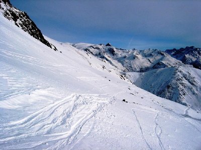 Wir queren nun ziemlich weit nach Südosten um die von unten aus ausgeguckten Idealhänge zu erreichen. Unten rechts der &amp;quot;Mine&amp;quot;-Ziehweg, zur gefahrlosen Fahrt in die Gorges