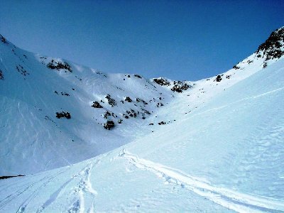 Die gesamte &amp;quot;Combe&amp;quot; (zu wenig steil!) von der Südostseite ausgesehen. Nach links ginge es via &amp;quot;Campanules&amp;quot; direkt nach Alpe, wir wollen nach rechts, via &amp;quot;Mine&amp;quot; in die Gorges...