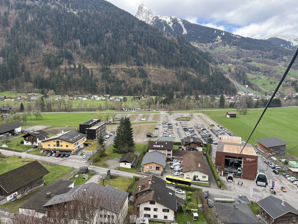 Blick zurück. Parkplatz alles andere als voll. Trotzdem wird wie beknackt geparkt….