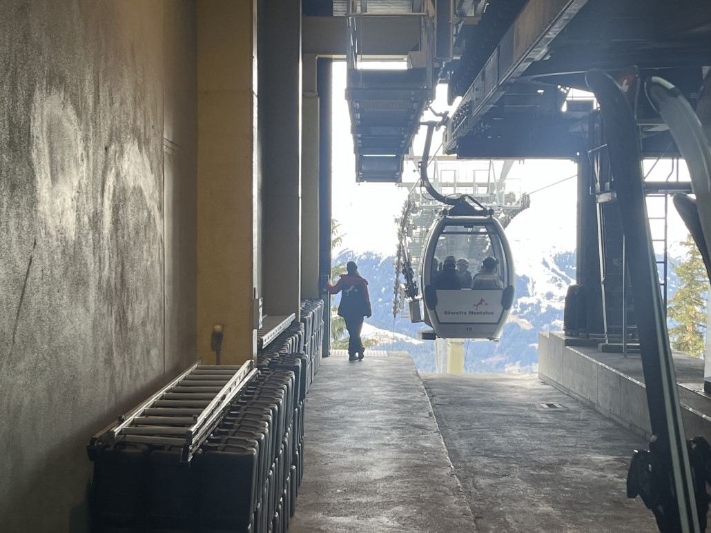 An der Bergstation stand dann diese Kollegin und hat den Wind (und vermutlich auch die Gondeln…) beobachtet. Hand immer am „Abzug“ also „Notaus“