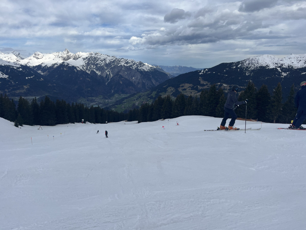Oben dann einige Tiefblicke in Richtung Talgrund und - wehmütig, sind es doch nicht mehr viele Tage die wir dort verbringen werden - Richtung Golm