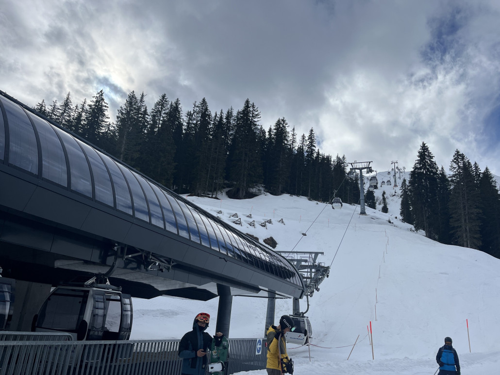 Dann ab an die Panoramabahn. Diese war kurz zuvor noch als in Vorbereitung angezeigt worden und jetzt im Betrieb gegangen