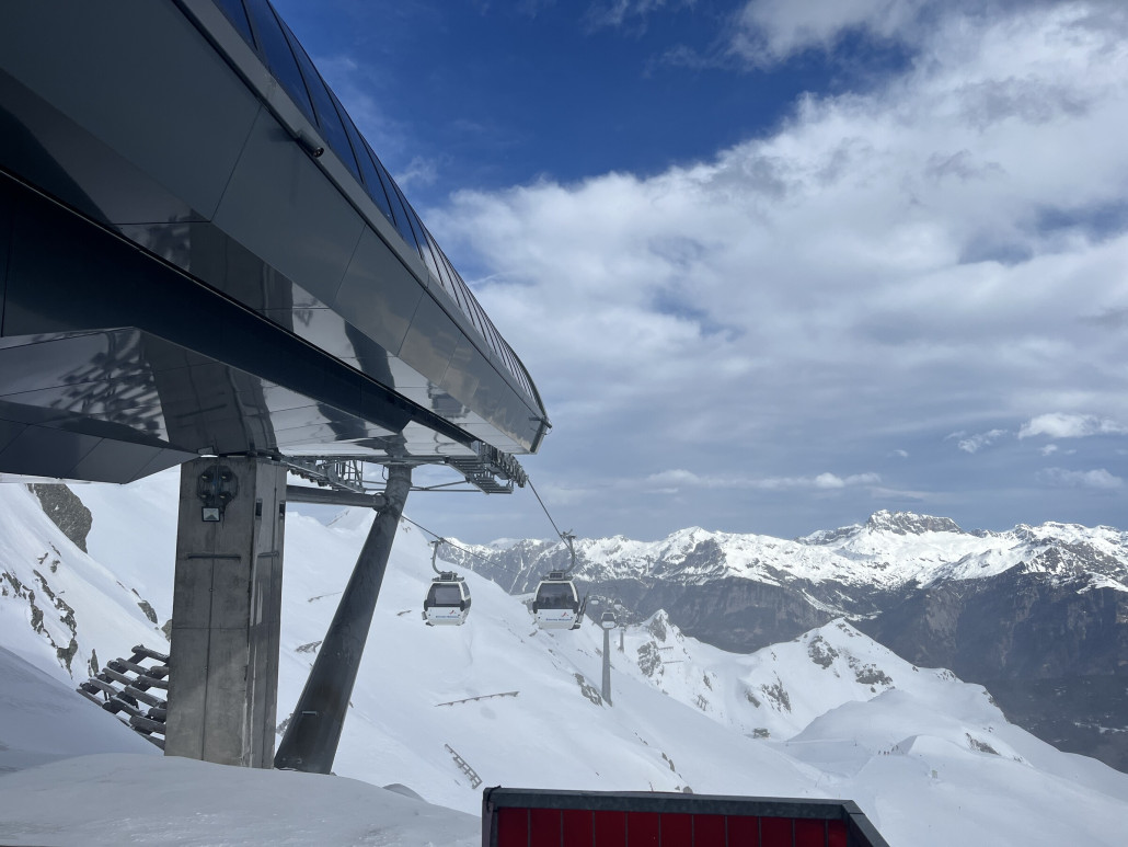 An der Bergstation weht es ordentlich…