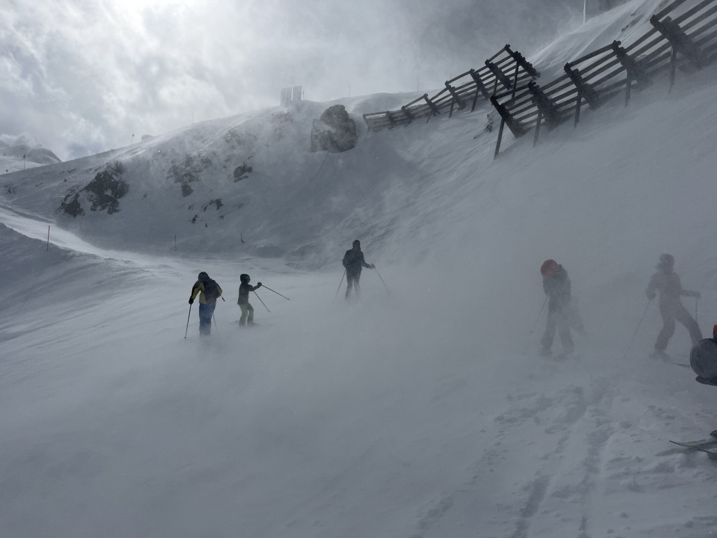 … rechts in der Schneewolke ist irgendwo noch Kind #1, #2 und 3 verschollen. Zum Glück war die Chefin bei ihnen… der mittlere hat danach entschieden dass er aufhört mit Skifahren ;-)