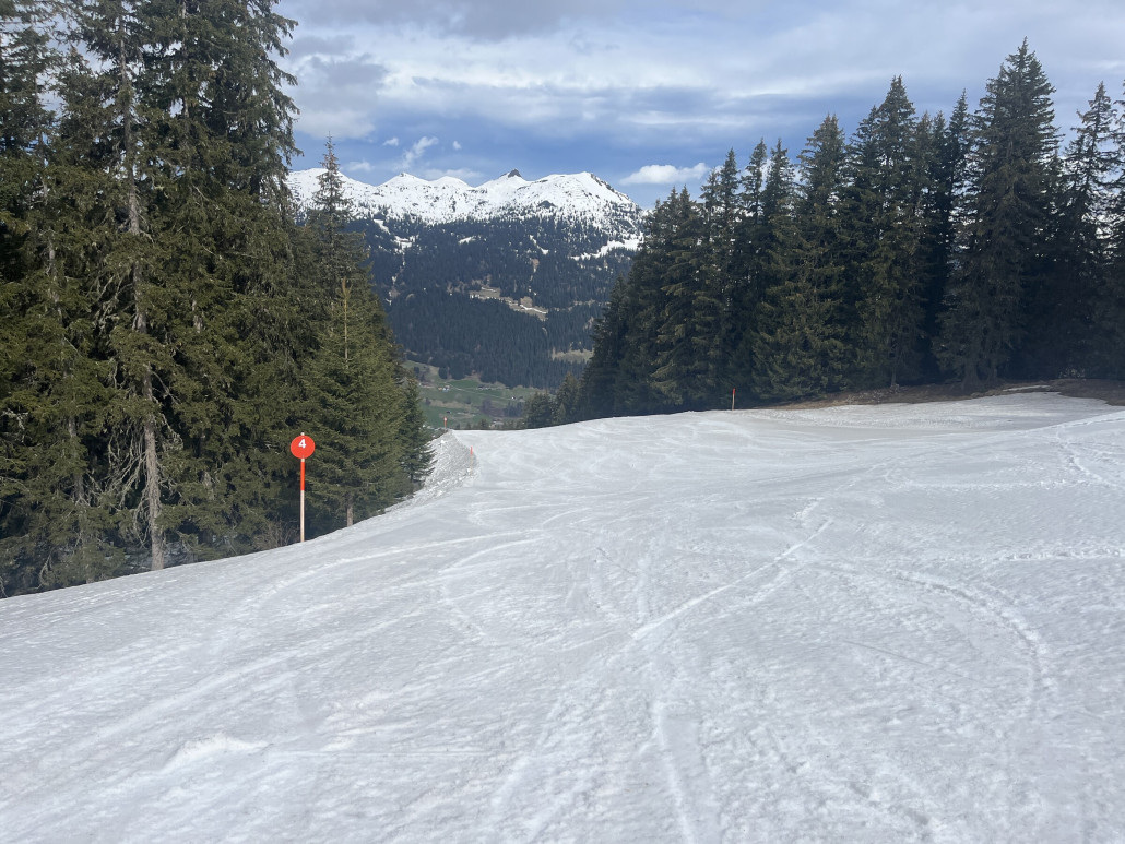 Eine Etage tiefer - die Talabfahrten bis Kropfen sind laut Schildern „in schlechtem Zustand“ - warum, verstehen wir hier oben noch nicht..