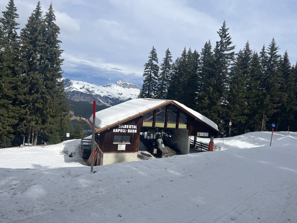Die Kapellbahn. Braucht dringend höhere Frequenzen damit hier nicht in wenigen Jahren Schluss ist mit dem Zubringer aus dem Silbertal…. Also Appell an alle: fahrt dort hinter - da kostet das Parkticket auch nix und man muss nicht anstehen