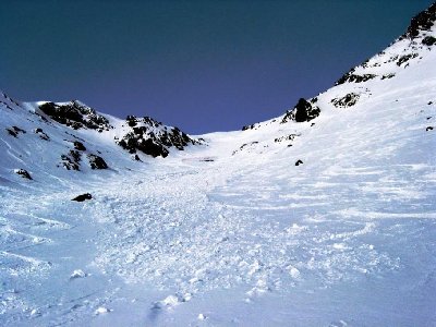 Ordentlicher Lawinenkegel in der Combe belegt ihre Gefährdung. Wie man links sieht, konnte man aber genussreich ausweichen