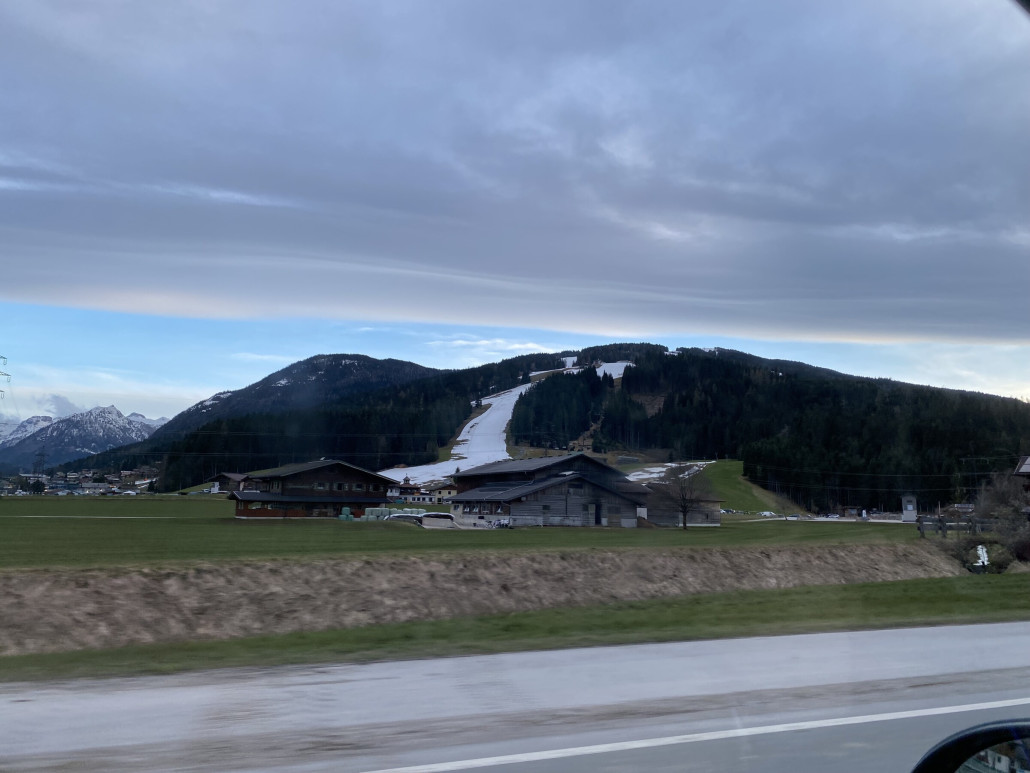 Auf der Talabfahrt sieht man schon die ersten dunklen Stellen