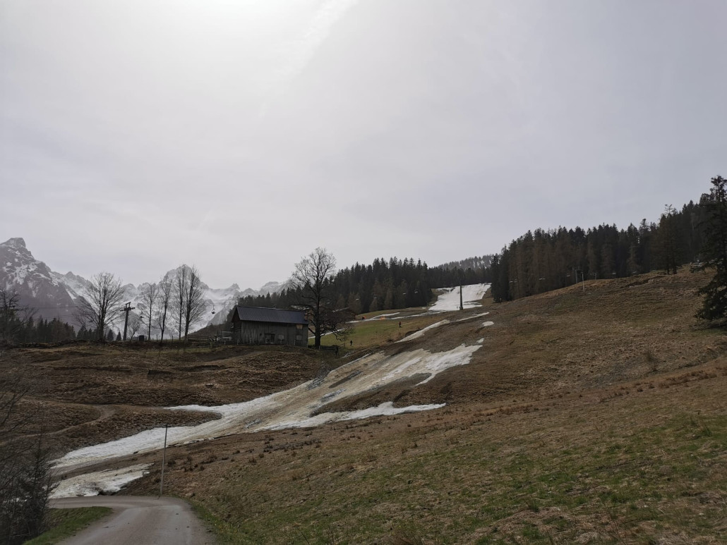 Bis in die Mitte des Bildes konnte man am Donnerstag 28.3 bis zum Shuttlebus noch mit Skiern abfahren. War wohl vor allem für Gäste aus dem Landal gedacht, was erstaunlich gut ausgelastet war.