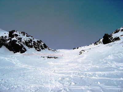 Da sieht man das Netz. Nie übertrieben steil, aber dafür kontinuierlich, nichts los, guter Schnee, macht viel Spaß!