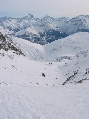 Die &amp;quot;Combe...&amp;quot; von oben, reine Südlage, völlig naturbelassen. Einzig Markierungsstangen (vgl Bild) und ein Netz vor einem großen Felsen (weiter unten). Aber nichts gewalzt, oder beschneit...