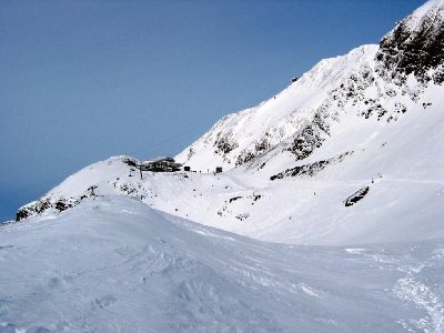 Zur Einordnung: hinten Clocher de Macle, 2780 m mit den Stationen Marmottes 2 &amp;amp; 3. Rechts die schon gezeigte Querung des Kars zum Einstieg &amp;quot;Combe Charbonnière&amp;quot;. Mit Schmackes kein Schieben!