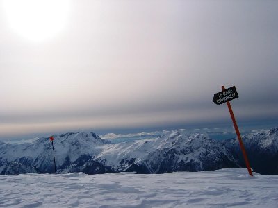 Der Beweis! Wir waren dort! Das Schuidl zeigt aber ein wenig in die falsche Richtung... Wir stehen am völlig flachen Absatz, an dem die &amp;quot;Combe&amp;quot; startet.