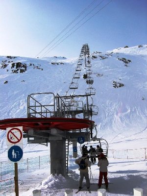 4-SB Lac Blanc (2003, Skirail, 104 Hm max. 200-300 m, 2000 p/h). Braucht man wohl für die bis zu 1960 p/h die von der 160-PB Alpette-Rousses kommen können