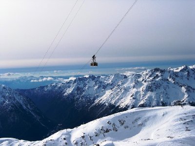 Vielleicht mein Lieblingsbild aus diesem Urlaub! Die PB Pic Blanc auf ihrer luftigen Reise, im Hintergrund Belledonne-Kette, dahinter Chartreuse und aufziehendes Schlechtwetter