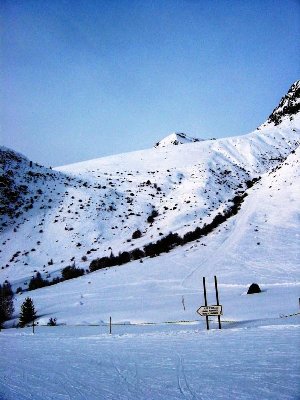 Egtl &amp;quot;Mine&amp;quot;-Abfahrt in diesem Bereich. Der Wegweiser zeigt wo es hingeht, nach Alpe d´Huez durch die Schlucht zur 4-KSB Alpauris.