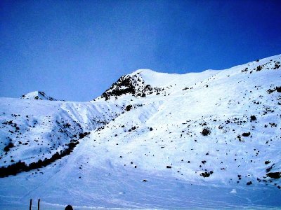 Blick aus der Gorge auf den &amp;quot;Mine&amp;quot;-Hang. Wir sind von rechts gesehen etwa bei 1/4 der Bildbreite runtergefahren.