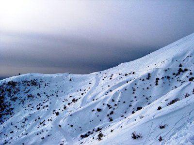 Blick nach Westen auf die eigentliche &amp;quot;Mine&amp;quot;-Abfahrt. Man erkennt auch noch die DSB Chalvet. Dieser gewalzte Ziehweg dient IMHO als &amp;quot;Homerun&amp;quot; für diverse Varianten, damit bei schlechten Verhältnissen alle heil runter kommen