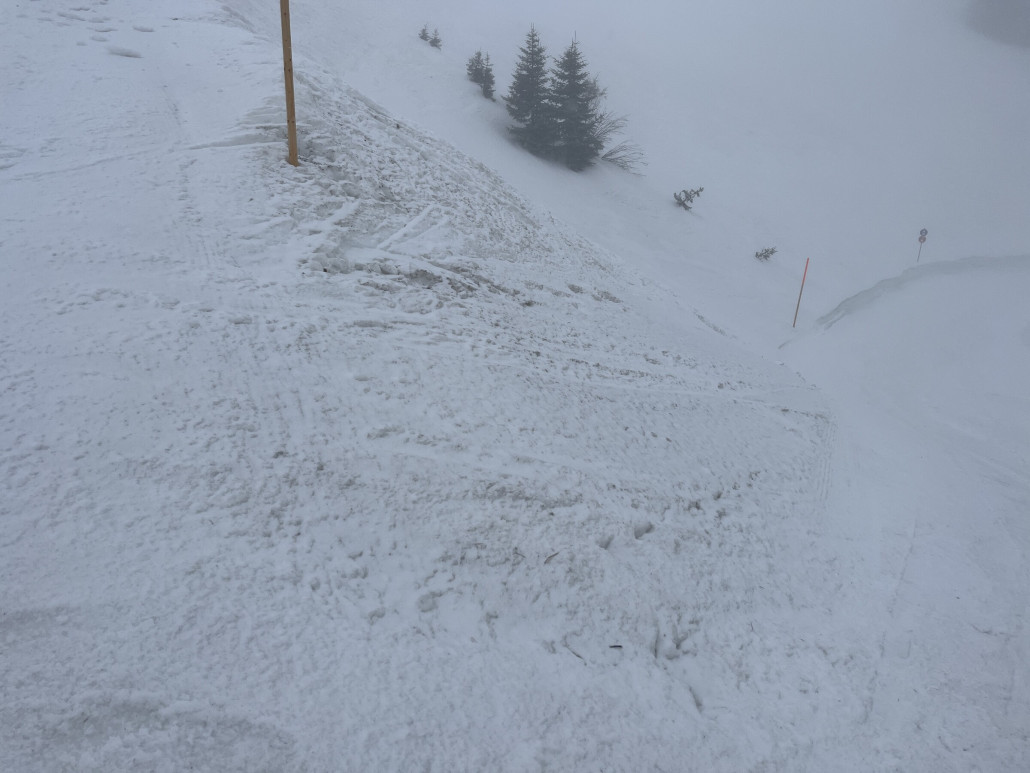 Der Blutregen hat ganze Arbeit geleistet. Es hat bis ganz hoch geregnet, jetzt geht’s in Schnee über