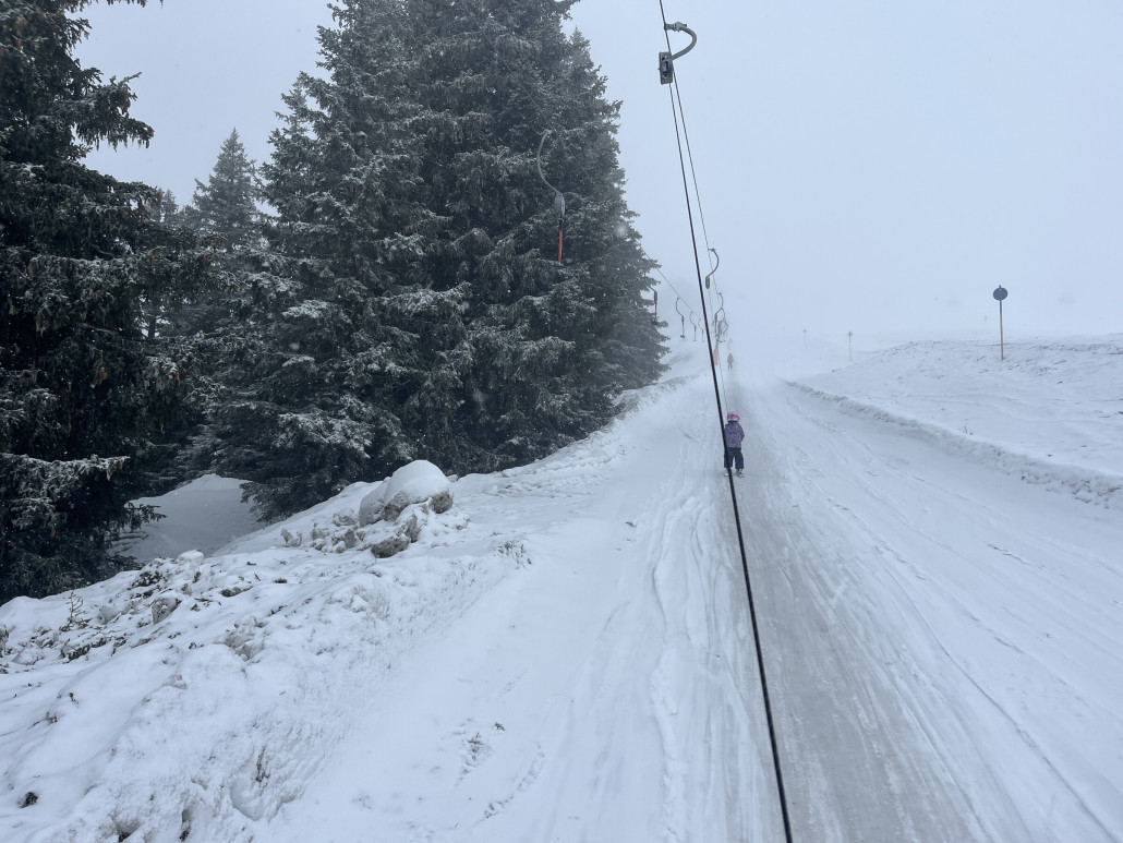 Einmal SL Sücka noch. Meine drei hatten hier ihre erste „richtige Liftfahrt“ - immer wieder fragen wir uns - wer geht denn bei so Wetter auf den Berg?