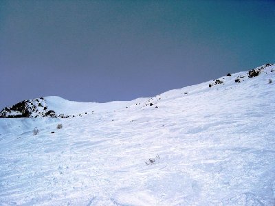 Blick nach oben auf unseren Hang. Bei solchen Verhältnissen ideales Skigelände. Meistens aber wohl zu wenig Schnee oder lawinös...