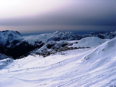 Blick von unserer Querung nach Westen auf DSB Chalvet, die &amp;quot;Campanules&amp;quot;-Idealhänge und Alpe d´Huez. Das Wetter wird nicht besser...