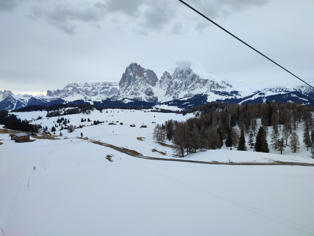 Langkofel/Plattkofel mit Sellagruppe im Hintergrund. Gleich ziehst zu.