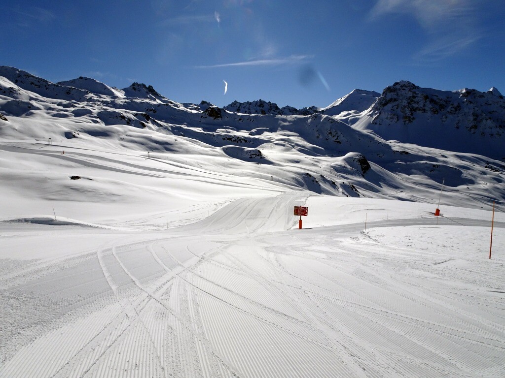 Blick ins Skigebiet von der Bergstation des Tellerliftes Tignousa