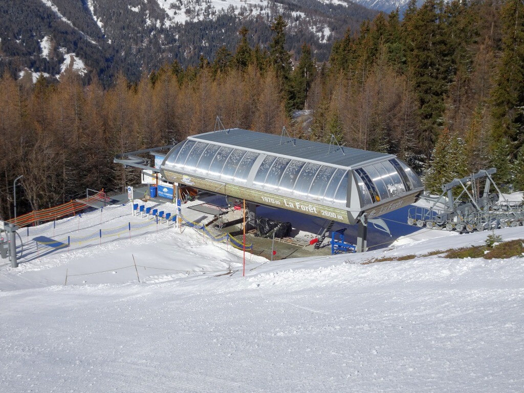 Talstation kuppelbare 6er Sesselbahn La Forêt.