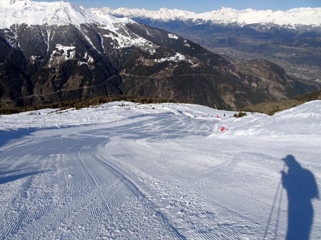Schwarzer Hang Rotzé, war schon schlechter. Blick auf Vercorin unten und darunter das tief gelegene Rhônetal.