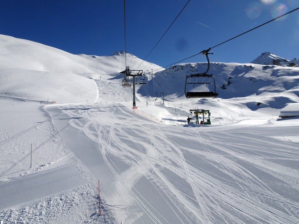 In der 4er Sesselbahn Tsapé in Chandolin. Hier fuhr ich alle vier Pistenvarianten. Rechts der kurze Les Etables.