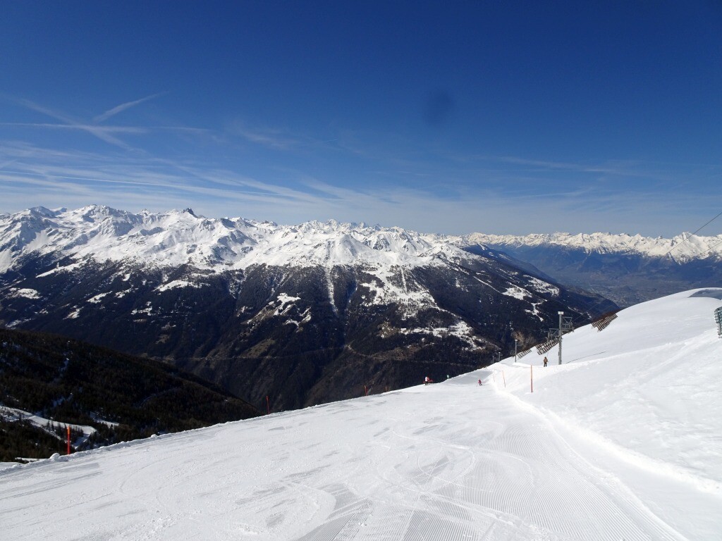 Oberer Pistenabschnitt. Drüben die Skigebiete von Grimentz (links) und Vercorin (mittig).