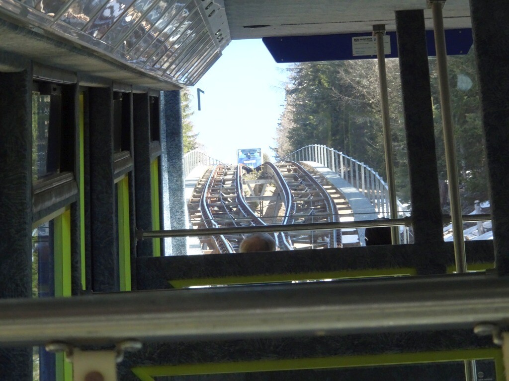 Auffahrt mit der schnellen Standseilbahn.