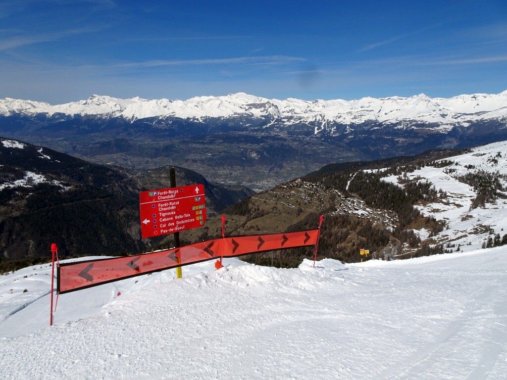 Weiss-braun Kontrast: Chandolin und Rhônetal.