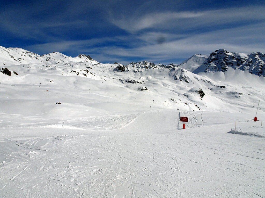 Auf die Cohà. Mittig der kaum befahrene Skilift Col des Ombrintzes.