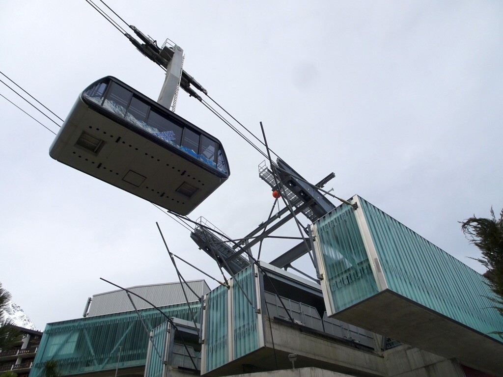 Talstationskomplex in Grimentz mit der 12er Gondelbahn Grimentz-Bendolla (links) und der 125-PB Grimentz-Zinal.