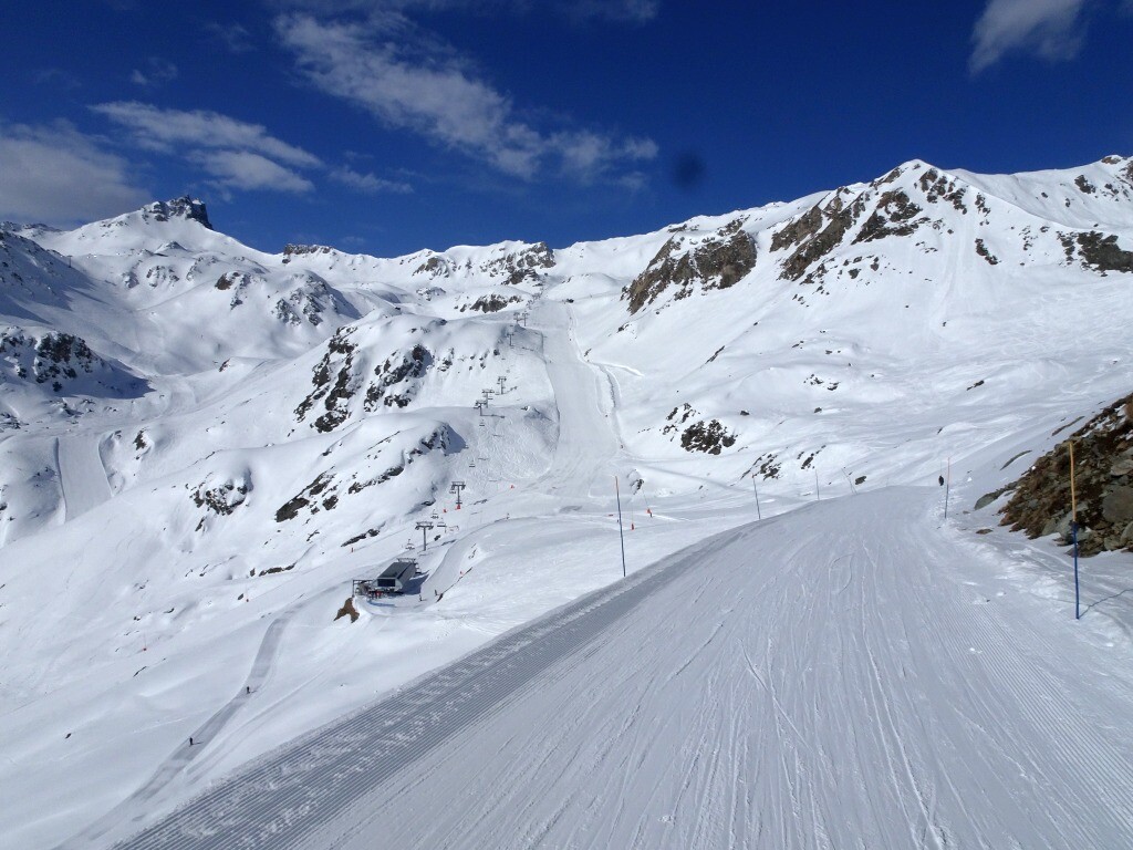 Da Col du Pouce nun geschlossen war, nahmen wir die 4er Sesselbahn Grands Plans. Hier auf dem Skiweg Visivi zum Tsarva.