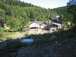 Das erste Fundament! komischerweise steht der linke (neuere Lift) bis auf die Talstation noch ohne Seil! die Trasse verläuft wohl eher auf dem rechten SCHL!