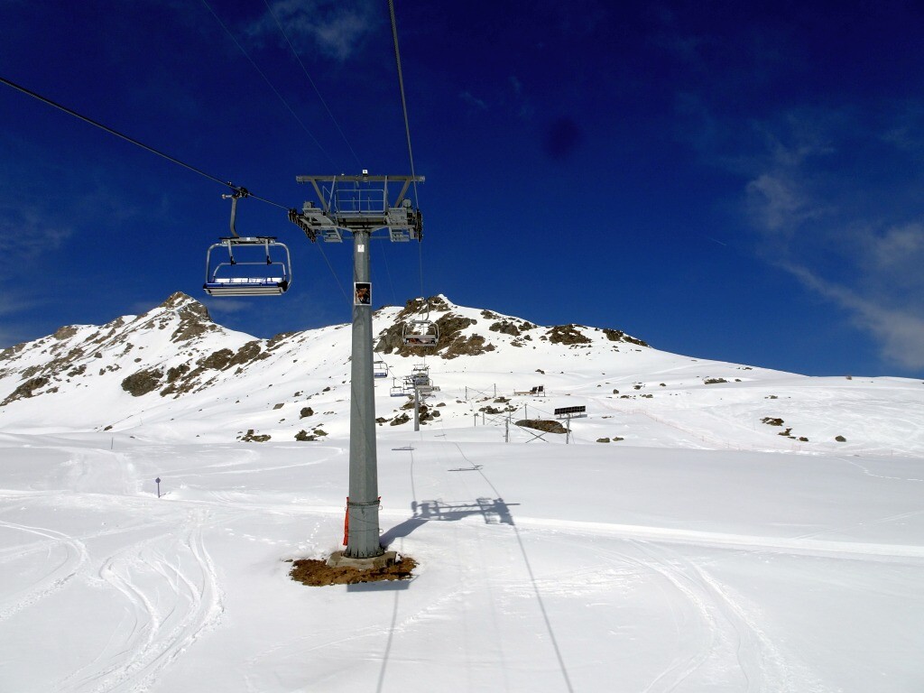 In der 4er Sesselbahn Grands Plans. Dort oben, rechts der Bergstation entsteht ein Solarpark.